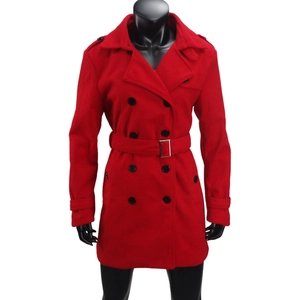 Dettaglio cappotto di lana rosso con bottoni doppiopetto classici e cintura in vita
