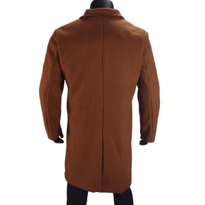 Rückansicht des langen Herren-Wollmantels in Camel mit scharfem Schnitt und Rückennaht