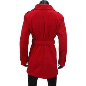 Vista posteriore di un lungo cappotto rosso di lana con cintura e taglio sartoriale