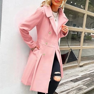 Elegante lange roze wollen jas voor dames met dubbele gouden knopen en een brede kraag