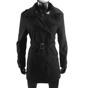 Dettaglio di un cappotto nero doppiopetto con revers classici e cintura con fibbia metallica