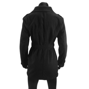 Vista posteriore del cappotto lungo di lana nero con cintura regolabile e spalline