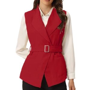 Detail der roten ärmellosen Blazer-Weste mit verstellbarem Gürtel und Silberschnalle