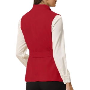 Rückansicht einer roten, taillierten Damenweste mit Gürtel für einen Business-Look