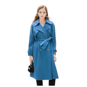 Détail d'un manteau en laine bleu marine à double boutonnage avec col à revers