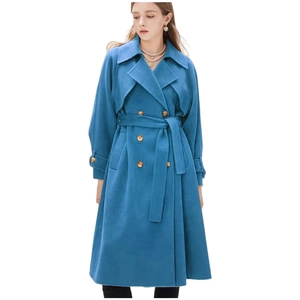 Détail d'un manteau bleu en laine avec revers larges, boutons croisés et ceinture nouée