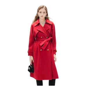 Vue complète d'un long manteau rouge en laine avec double boutonnage et ceinture