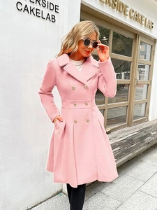 Detailweergave van de roze wollen jas met dubbele rij knopen en een getailleerde taille