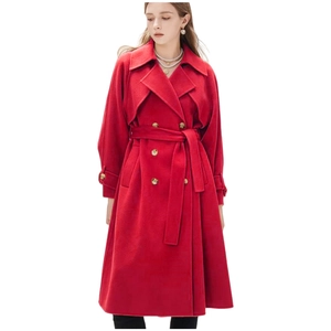 Détail d'un long manteau rouge en laine avec double boutonnage et ceinture nouée