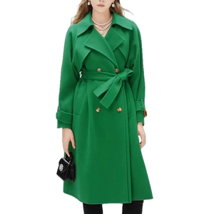 Détail du manteau en laine avec boutons croisés et ceinture à la taille en vert
