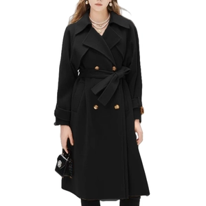 Détail d'un manteau en laine noir à double boutonnage avec ceinture et grands revers