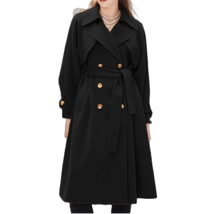 Détail d'un manteau en laine noir à double boutonnage avec ceinture et revers élégant