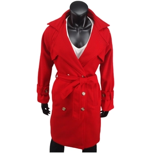Détail d'un trench-coat en laine rouge avec boutons croisés et ceinture à la taille