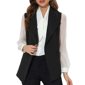 Damenweste in Schwarz mit Taillengürtel und weißer Langarmbluse im eleganten Business-Stil
