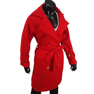 Détail du manteau en laine rouge avec boutons à double boutonnage et ceinture assortie