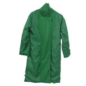 Vue détaillée du long manteau vert avec col montant et ceinture à nouer minimaliste