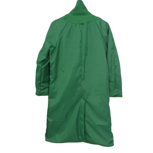 Détail du manteau long vert avec col côtelé et fente à l'arrière pour le style