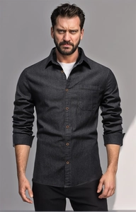 Dettaglio camicia di denim grigio scuro con trama del tessuto, bottoni e taschino