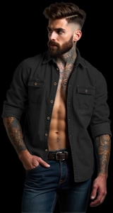 Dettaglio camicia di denim nero da uomo con tasche sul petto e bottoni metallici
