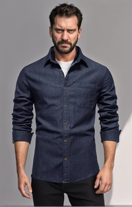 Dettaglio camicia di jeans blu scuro slim fit con bottoni arancioni e tasca sul petto