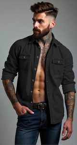 Dettagli della trama e tasche con patta di questa camicia di jeans nera da uomo casual