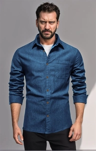 Dettaglio camicia di jeans blu scuro da uomo con bottoni a contrasto e taschino