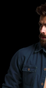 Dettaglio camicia di jeans blu scuro con bottoni marroni vintage e tasche sul petto