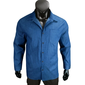Dettaglio camicia di jeans blu scuro a maniche lunghe con colletto classico e taschino