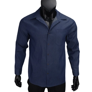 Dettaglio della trama della camicia di jeans da uomo con tasca e bottoni marroni