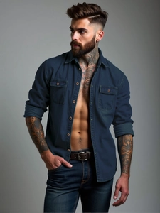 Dettaglio camicia in denim blu scuro da uomo con tasche sul petto e bottoni marroni