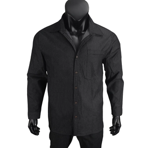 Dettaglio della texture della camicia denim nera con taschino e colletto classico