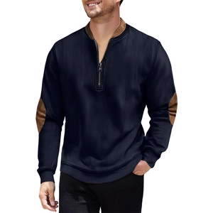 Detalle de sudadera azul marino acanalada con cuello de cremallera y coderas en color marrón