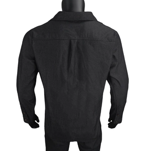 Vista posteriore camicia di jeans nera da uomo con carré e dettaglio piega centrale