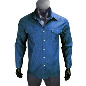 Dettaglio di camicia casual blu con colletto a punta e due tasche sul petto con patta