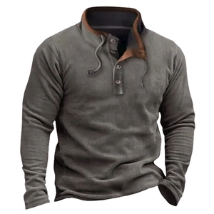 Dettaglio felpa Henley da uomo con colletto foderato in finta pelle e bottoni a pressione