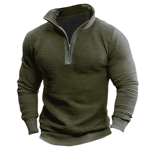Détail du pull vert olive à demi-zip avec texture en tricot horizontal et bords-côtes