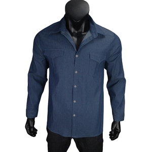 Dettaglio di camicia in denim blu scuro con doppie tasche a patta e chiusura a bottoni