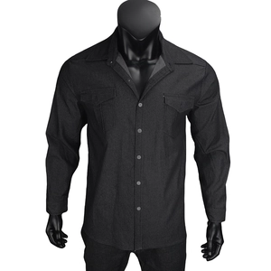 Dettaglio della camicia casual da uomo grigio scuro con tasche utility e colletto bottonato