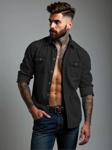 Dettaglio camicia casual uomo grigio scuro con tasche pettorali a patta simmetriche