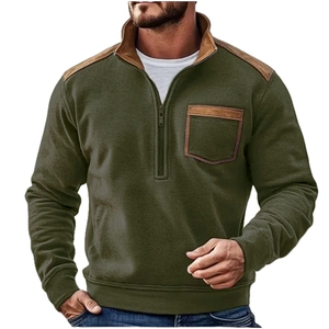 Dettaglio pullover verde militare con toppe in pelle marrone e chiusura a zip