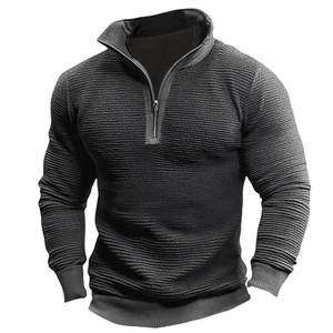 Détail de la texture gaufrée et du col zippé sur ce pull gris foncé pour hommes