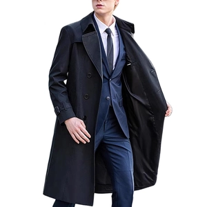 Details des klassischen zweireihigen schwarzen Trenchcoats mit Revers und Riemen