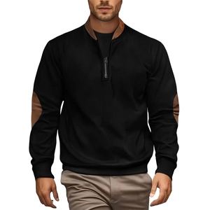 Detalle de sudadera negra para hombre con parches de textura de cuero marrón en codos