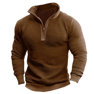 Détail d'un pull en maille marron avec col zippé 1/4 et texture à côtes horizontales