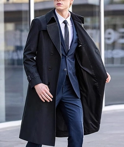 Klassischer schwarzer zweireihiger langer Trenchcoat mit Reverskragen und Ärmelriegel
