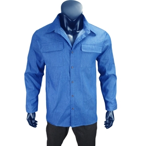 Dettaglio della camicia di jeans blu a maniche lunghe con tasche sul petto e bottoni