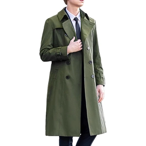 Detail eines armee-grünen Herren-Trenchcoats mit klassischer zweireihiger Knopfleiste