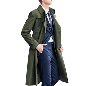 Detail eines armeegegrünen langen Trenchcoats mit klassischem Revers und Schulterklappen