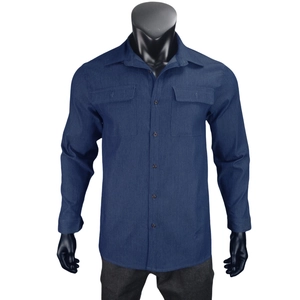 Dettaglio di una camicia casual blu scuro da uomo con doppie tasche sul petto a patta