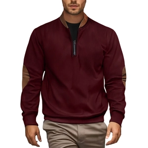 Detalle de sudadera granate de canalé con cuello de cremallera y parches en los codos